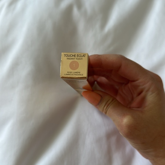 YSL Touche Éclat Awakening Concealer Click Pen- 1 Luminous Radiance - Picture 7 of 11